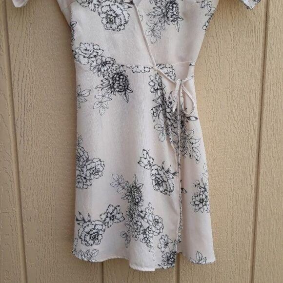 Lush Spaghetti Cold Shoulder Mini Wrap Dress Floral Print Blush Color Sz S‎ - Picture 5 of 8